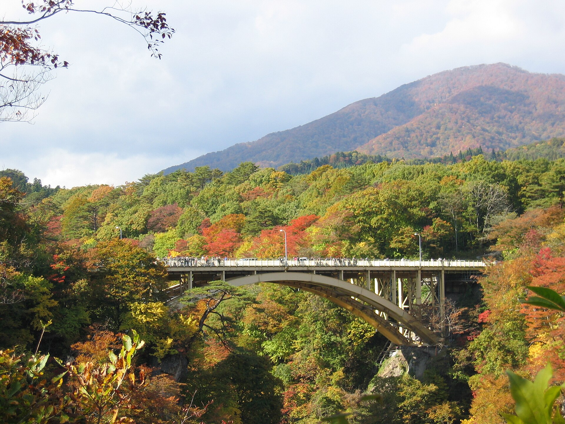 紅葉に包まれた鳴子峡に架かる大深沢橋