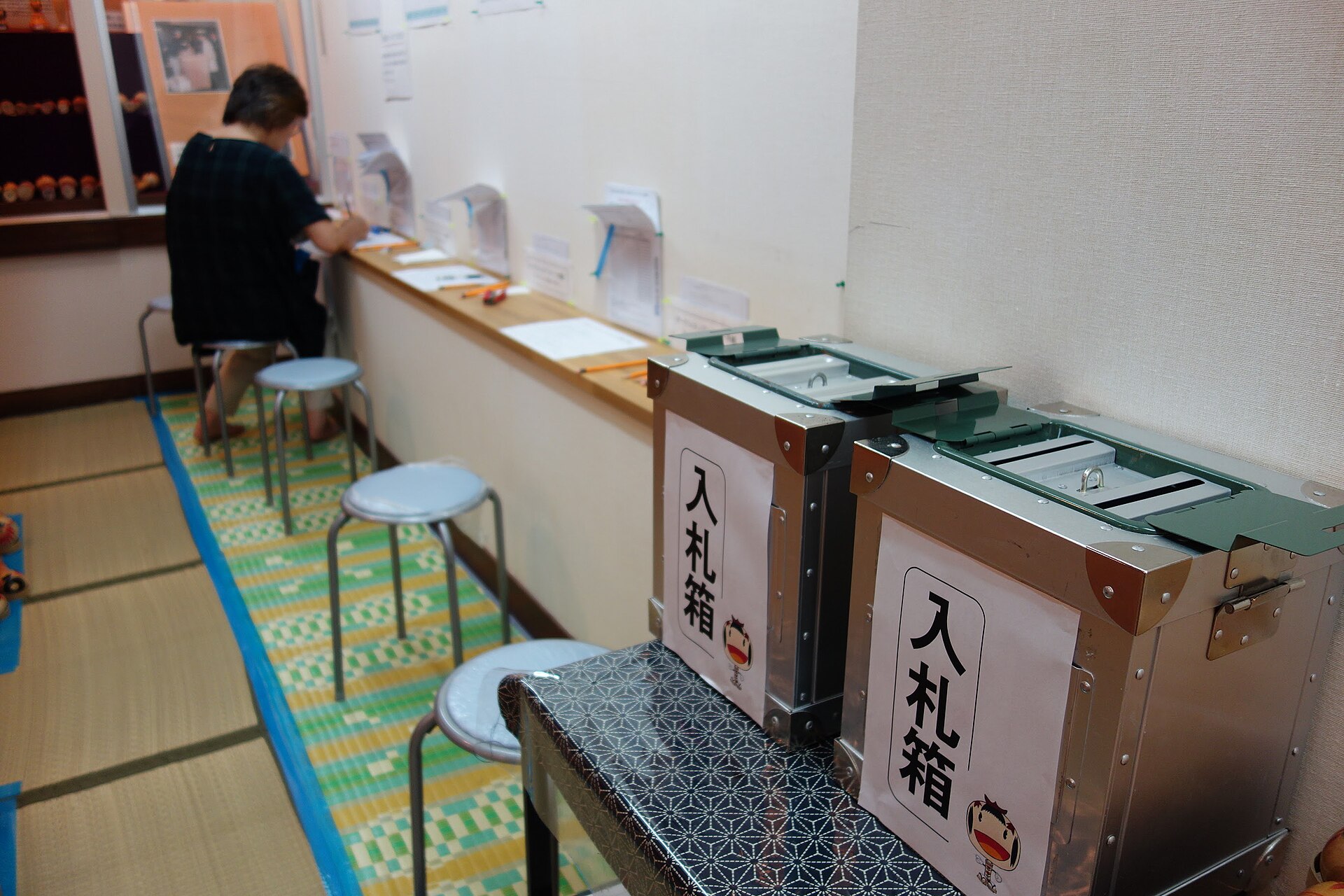 日本こけし館に並ぶ色鮮やかな伝統こけし