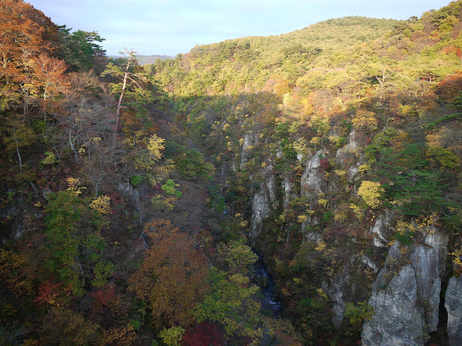 岩壁と森に囲まれた鳴子峡